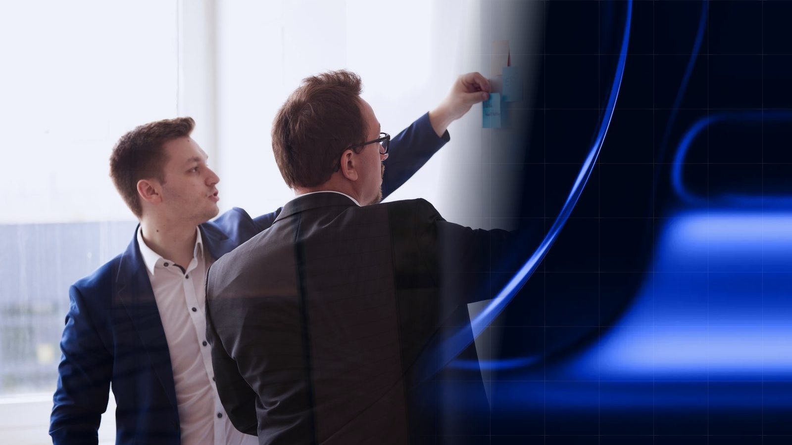 Zwei ReqPOOL-Berater ordnen Haftnotizen an einem Whiteboard; rechts geht das Foto in die blauen Formen der ReqPOOL-Website über.