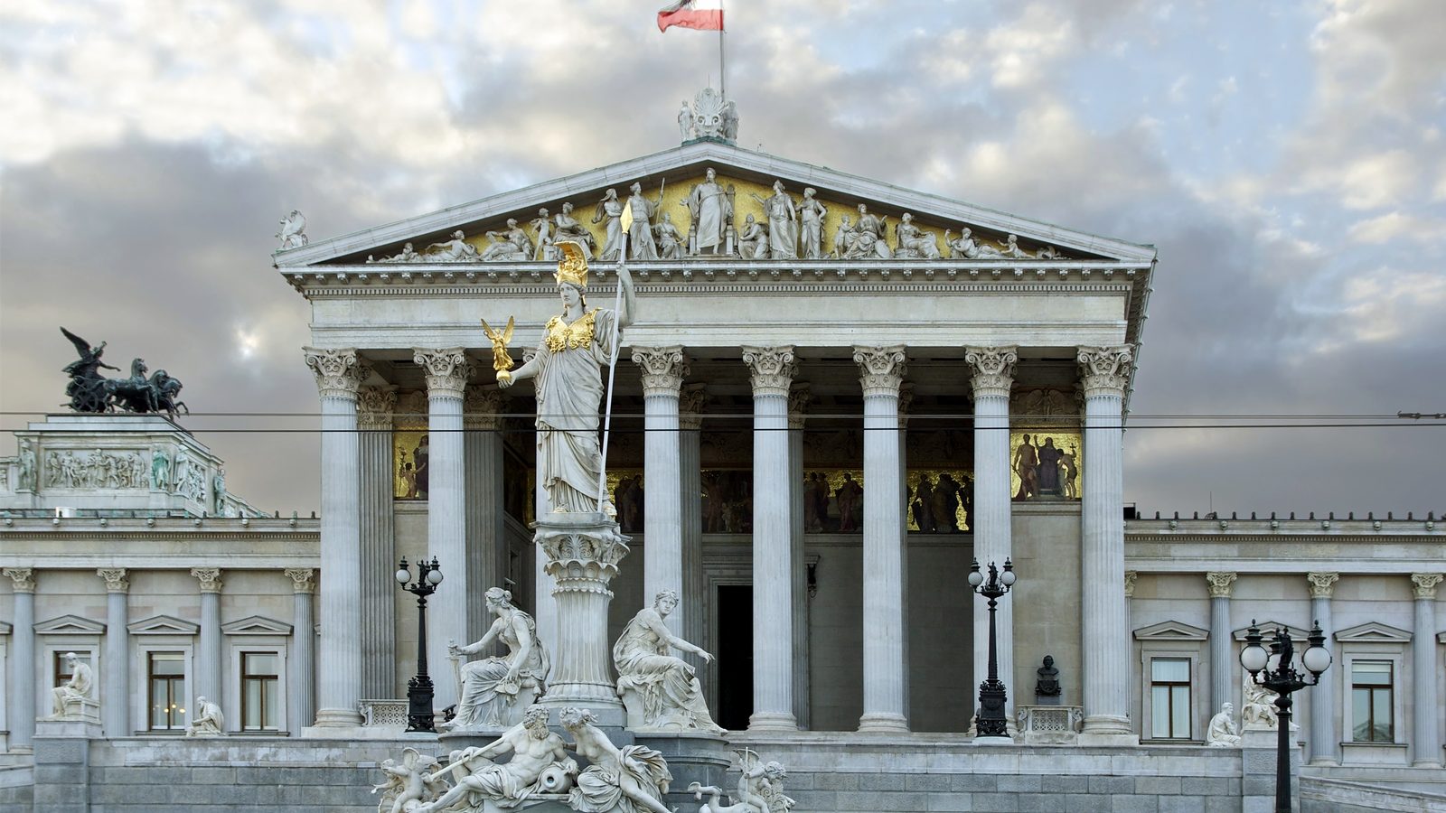 Fassade des österreichischen Parlaments in Wien mit der Pallas-Athene-Statue vor dem Säulenportikus.