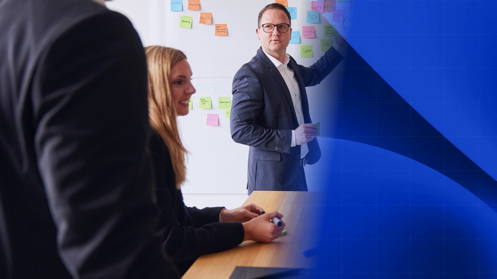Workshop bei ReqPOOL: Ein Berater erläutert an einer Wand mit bunten Haftnotizen zu Prozessen und Systemen, eine Kollegin am Tisch und ein Kollege im Vordergrund hören zu; rechts geht das Bild in blaue Wellenformen auf dunklem Grund über.