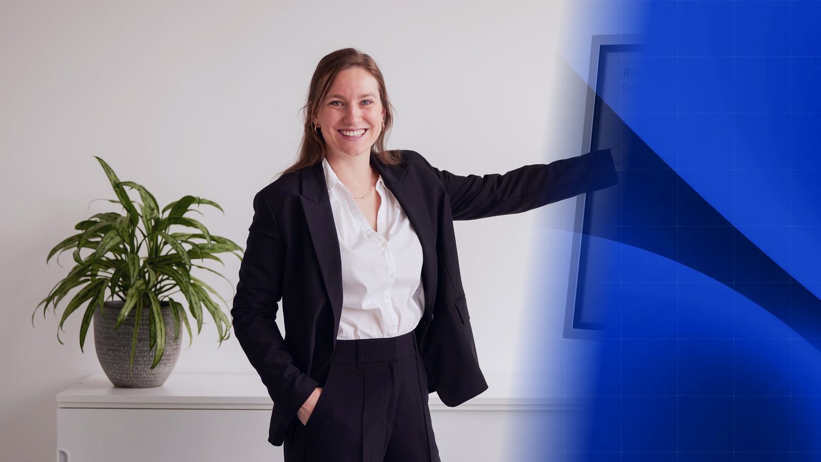 Eine ReqPOOL-Beraterin zeigt mit ausgestrecktem Arm nach rechts, wo das Foto in ein blaues Wellenmuster mit feinen Rasterlinien übergeht.