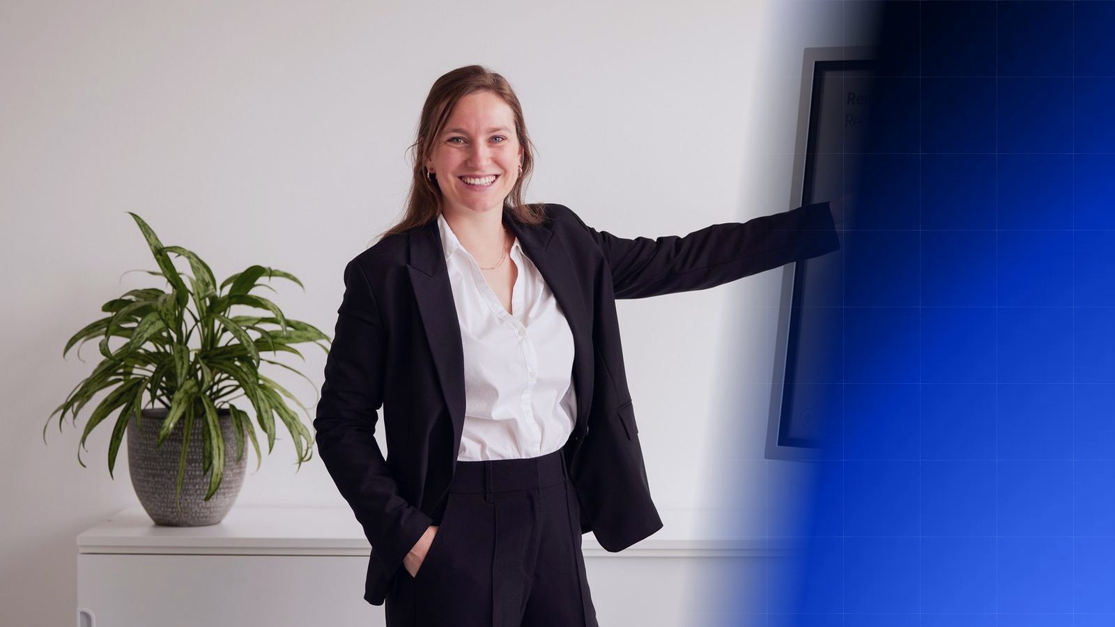 Eine ReqPOOL-Beraterin im dunklen Blazer gestikuliert nach rechts, wo das Foto in ein blaues Muster aus geschwungenen Formen übergeht.