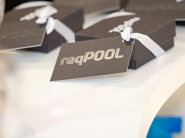 Gastgeschenke in schwarzen Schachteln mit weißer Schleife und ReqPOOL-Anhänger