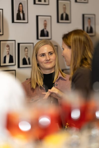 Zwei Frauen im Gespräch, im Vordergrund Gläser mit einem roten Drink
